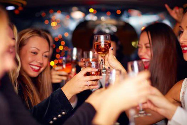 Rượu ngoại là thức uống không thể thiếu trong các buổi tiệc